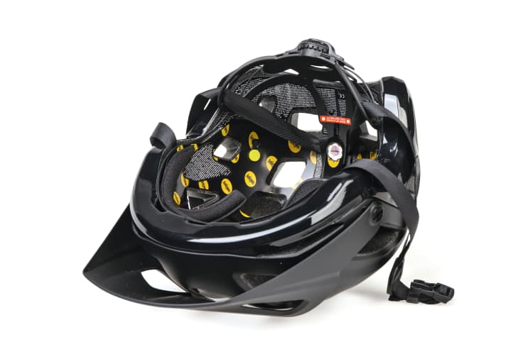   With and without MIPS: With the Lazer Impala MIPS, the probability of suffering a moderate concussion is only 26 per cent. Without MIPS it is 39 per cent. The acceleration forces are also reduced to 98.5 g (109.8 g without MIPS). In our opinion, the thin, sliding shell inside the helmet has no negative impact on wearing comfort.