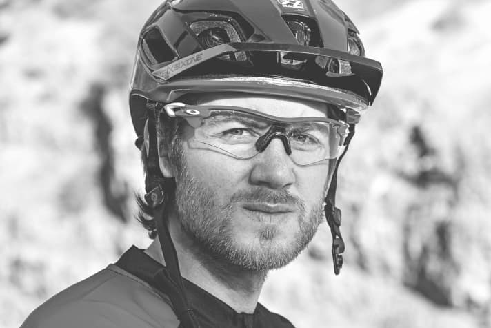   „Der Redshift-Vorbau bringt unscheinbar Komfort ans ungefederte Bike und schont die Handgelenke. Das Teil kann sich zwar nicht mit Federgabeln messen, wiegt dafür aber auch deutlich weniger.“ (Peter Nilges, BIKE-Testchef)