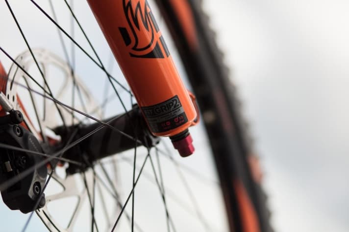   The new Fox Grip2 cartridge of the Fox 36 has a high-speed and a low-speed compression stage. Cube wants to give its customers a concrete setup tip for tuning the entire suspension.  