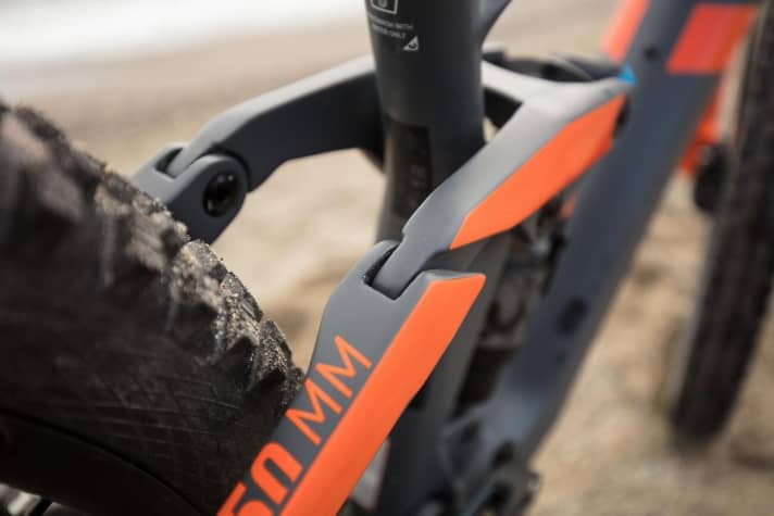   The rear triangle and rocker are also made of carbon on the Cube Stereo 150 29. The bridge between the seat stays has been omitted so that the chain stays can be designed shorter.