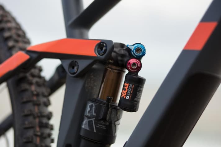   Der dicke Fox-X2-Dämpfer harmoniert perfekt mit der 36er-Gabel. Auch schön: Die Drehpunkte des Hinterbaus sind von außen kaum zu sehen. Zum Nachziehen der Hinterbaulager muss dafür allerdings das Hinterrad ausgebaut werden.