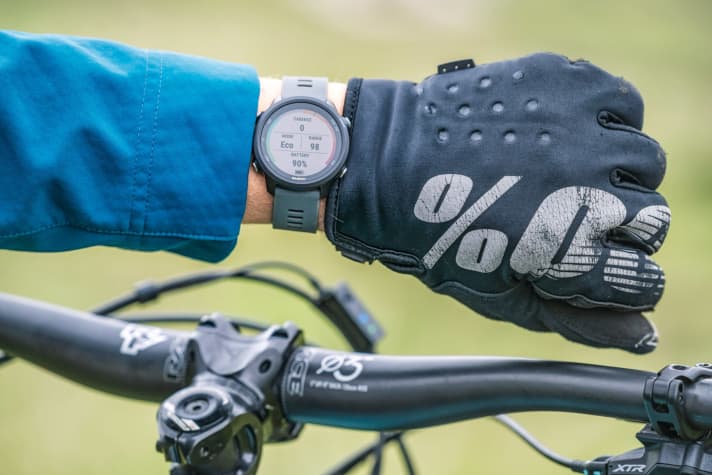   Über die Drahtloseinheit kann der Shimano-Antrieb mit Garmin-Geräten kommunizieren. Eine Orbea-App ermöglicht dort die Anzeige der Antriebsdaten, inklusive prozentgenauer Akkukapazität.