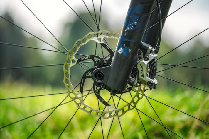   Brake discs from the Spanish manufacturer Galfer are standard on the Rise. Our test bike came with 180 millimetres at the front and rear - the disc size can be freely selected in the configurator.