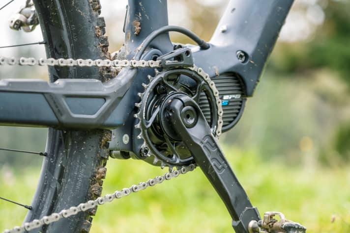   Das 32er-Kettenblatt stammt von eThirteen – und wurde in dieser Größe erst auf Nachfrage von Orbea gefertigt. Gut so, denn an einem Minimal-Assist-E-MTB kommt einem leichten Klettergang noch mehr Bedeutung zu, als an einem klassischen E-MTB.