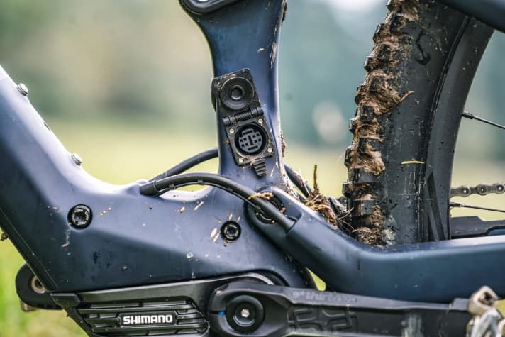   The charging port closes tightly and has an additional rubber seal. The optional additional battery, which is transported in the bottle cage, is connected to the charging port via a cable.