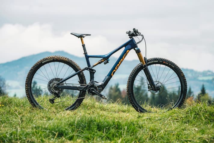   Our test bike, the Rise M-Team, comes with Fox 36 Factory Grip2 (150 mm), Shimano XTR drivetrain and brakes, as well as aluminium wheels. The Maxxis tyre combination of Dissector and Minion DHF with EXO casing is an update from the configurator. The bike comes in at 17.96 kilos in size L.