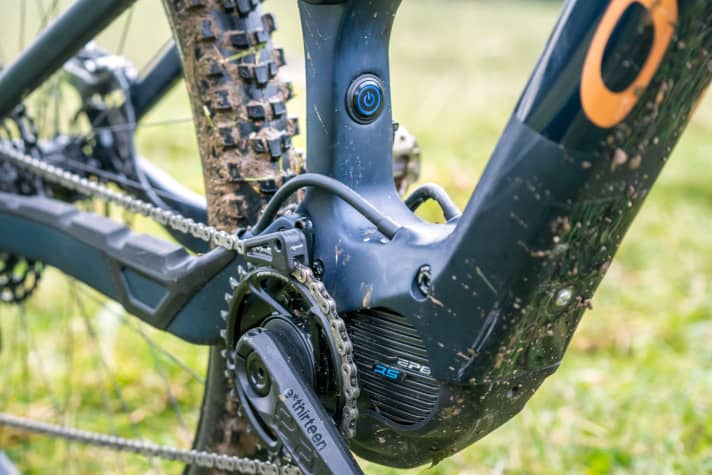   The shift cable and brake hose bridge the path from the main frame to the chainstays in solid guide sleeves.