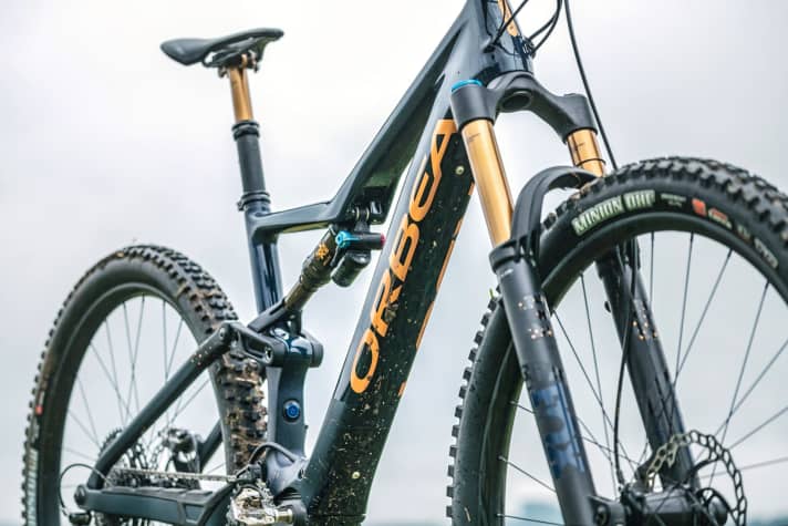   This down tube contains 360 watt hours. The battery is fixed in place with the two visible screws and cannot be removed for charging or changing. The design with a complete down tube saves significant weight compared to a removable battery (cut-away down tube).