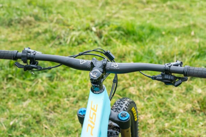   Smart: In der Standardkonfiguration verschickt Orbea das Rise mit einem minimalistischen Cockpit. Die Kombi aus schlankem E7000-Shifter und Drahtloseinheit macht die Lenkzentrale besonders schlicht, das passt zum sportlich-minimalistischen Ansatz des Bikes. Ein Display gibt's optional im Konfigurator.