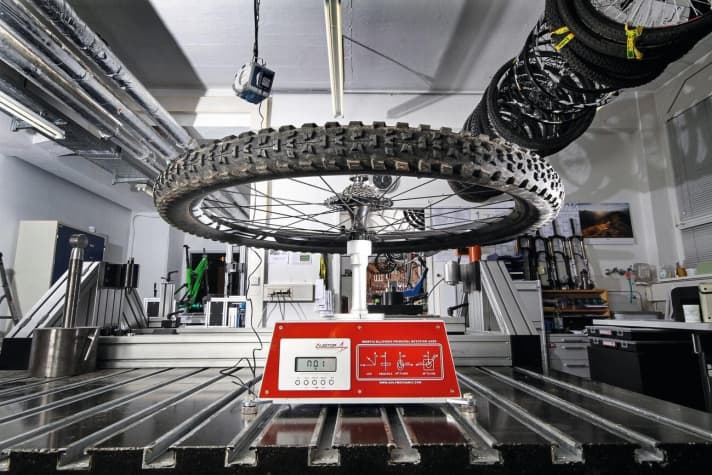   Neben dem Test auf der Rennstrecke von Nové Mesto haben wir die Bikes auch auf den Trails rund um München getestet. Natürlich haben wir alle Test-Bikes auch in unserem BIKE-Labor zerlegt, die Gewichte nachgewogen, die Steifigkeit auf Prüfständen des Zedler-Instituts und die Laufradträgheit ermittelt.