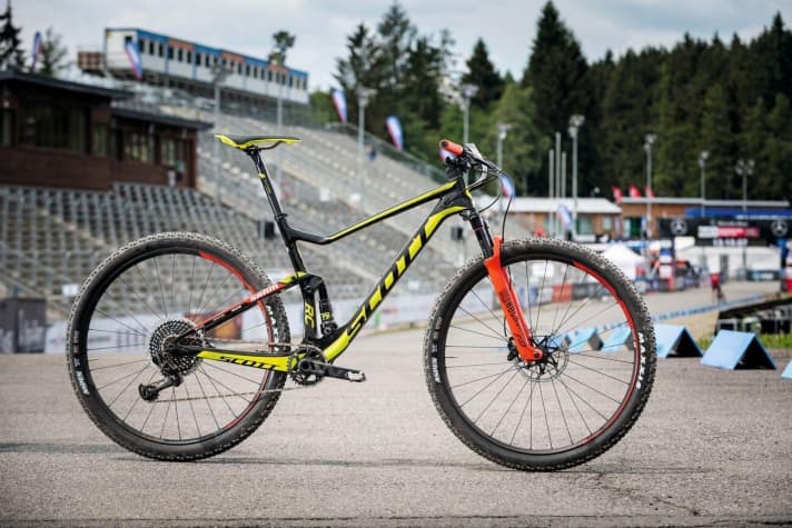   Scott Spark RC 900 World Cup: 10.5 kg / 102/110 mm/ 29 inch - 6199 Euro.