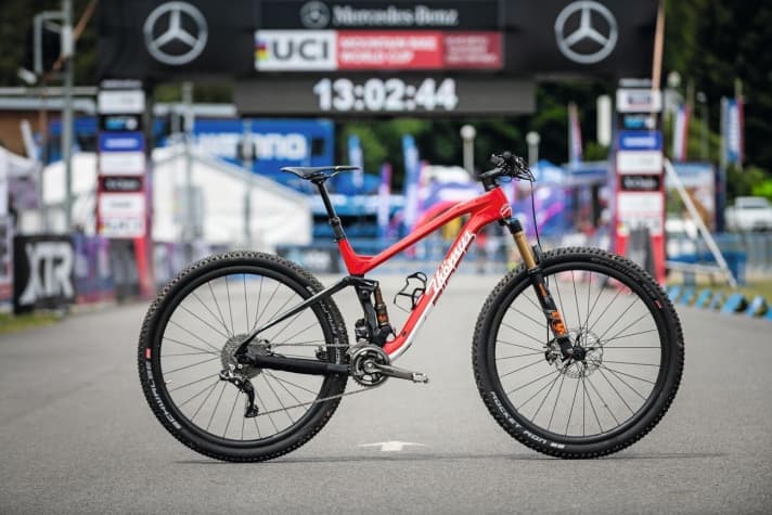   Thömus Lightrider CF Trail XTR: 10,8 kg / 124/125 mm / 29 Zoll – 11300 Euro.