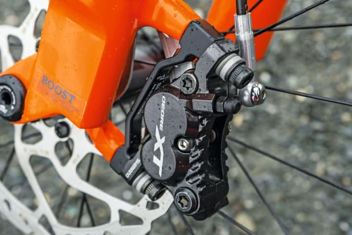   For more braking power, Cube combines a four-piston XT calliper with a two-piston calliper on the rear wheel. This makes sense and increases stability for long descents.