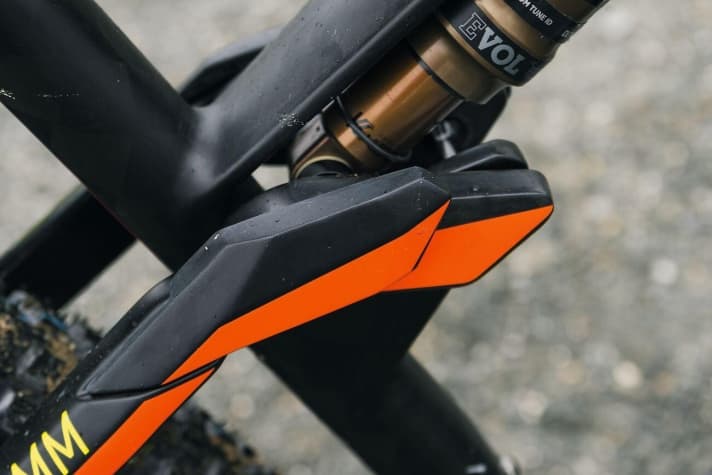   The additional cover on the Cube rear triangle is purely cosmetic and emphasises the clear lines. In muddy conditions, however, dirt can get behind it and rub against the frame.
