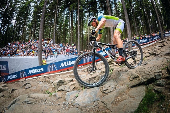   Testredakteur Ludwig Döhl ist mit dem Specialized Epic an den Start des Worldcup-Rennens gegangen. Sein Fazit: „Das schnellste Bike der Welt bringt dir nichts, wenn die Oberschenkel nichts mehr hergeben.“ Er wurde in der vierten von sieben Runden von Nino Schurter überrundet und landete auf Rang 131.