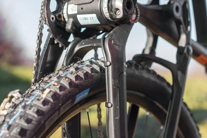  The brake hose runs along the chainstays in a groove. Looks good and is easy to handle.