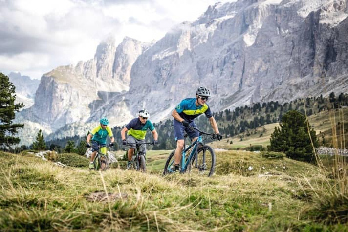   Bleibt man auf gemäßigten Trails und Schotterpisten, lässt sich das Dolomiten-Panorama rund um Langkofel und Marmolada auch mit Hardtails erkurbeln – wie hier beim Foto-Shooting. Getestet haben wir das Radon und die neun anderen Hardtails auf dem Sunny-Benny-Trail im Vinschgau.