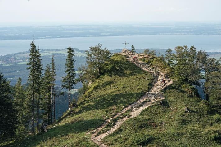   Adlerperspektive auf den Chiemsee – vom Aussichtsgipfel unterhalb des Hochfelln.