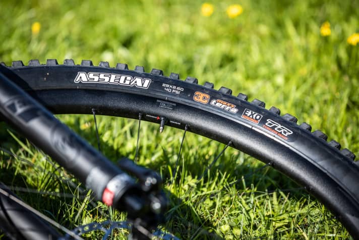   Alle Modelle setzen auf den super griffigen Maxxis Assegai am Vorderrad – eine gute Wahl!