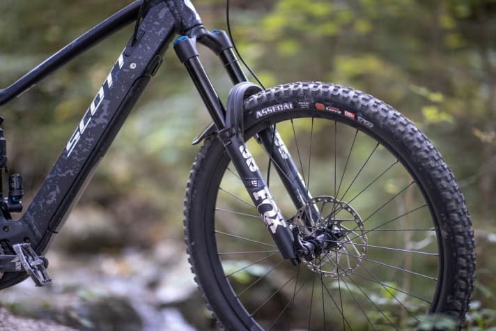   Fette Gabel, dicke Reifen – so ist das Ransom eRide für rumpelige Abfahrten gerüstet. Der Maxxis Assegai in 2,6er Breite macht sich gut an er Front: viel Grip, gute Führung.