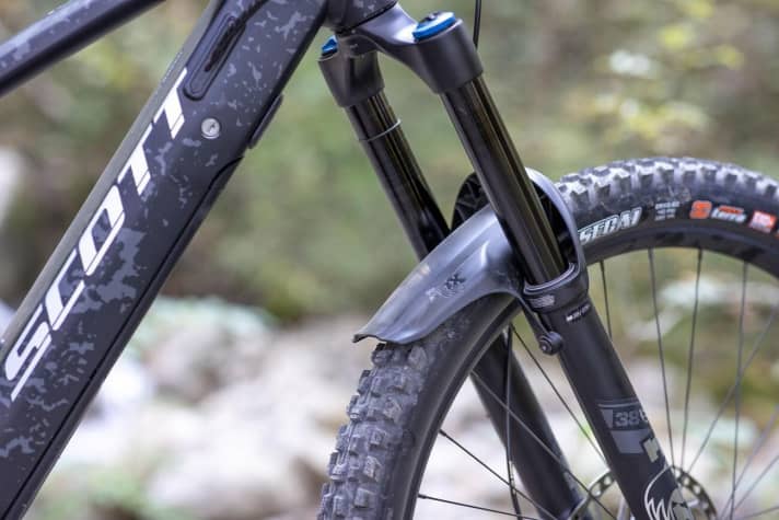   Spritzschutz: Am Vorderrad hält ein hochwertiger Fox-Fender den gröbsten Dreck vom Fahrer fern.