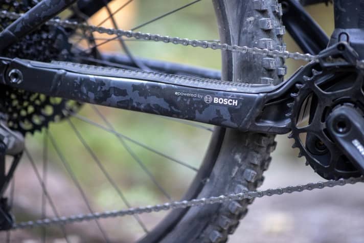   Robust: die Kettenstreben werden von einer dicken Gummilippe gegen Kettenschlag geschützt.