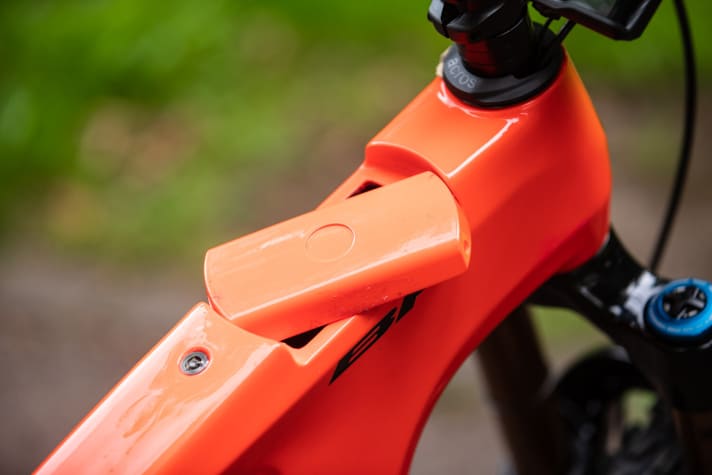   The battery removal cover can be opened using a twist lock. However, to prevent theft, this must first be released with a key.