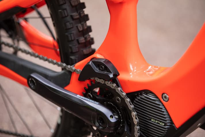   The chain guide is designed to keep the chain in place, even in the event of harsh impacts.