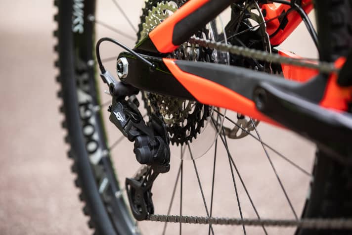   Uncompromising technology: Shimano's XT groupset is responsible for gear changes.