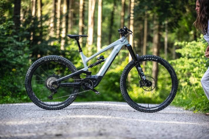   The target group for E-Enduros like the YT Decay Shred is not so much the more mature touring rider audience, but rather young, downhill and fun-orientated shredders for whom the motor is primarily the built-in lift.
