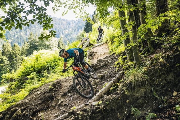   Until now, e-mountainbikes have been spurned by the majority of the gravity clientele. The new generation of e-enduro bikes should change that. EMTB has tested seven fat fun bikes that make mountain railways and shuttles superfluous.