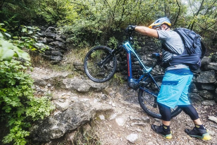    Schieben, tragen Selbst fürs E-MTB heißt es irgendwann: Ende Gelände! Wie es dann weitergeht, erklärt Lauftechnikexperte Stefan Schlie.