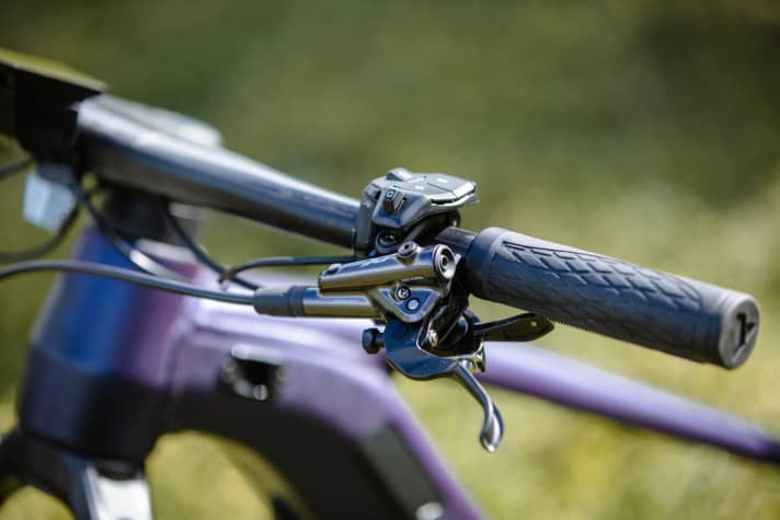   The FIT system is forward-looking, but the handlebar remote control is a little large.