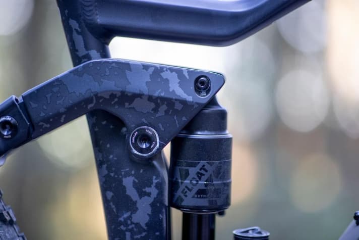   High and low: The geometry can be adjusted using a flip chip in the shock suspension. In the high setting, the seat and steering angle become about half a degree steeper.