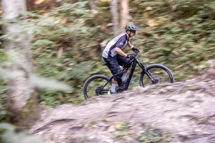   Kräftiger Bosch-Antrieb, kletterfreudige Geometrie und ein Fahrwerk, das im Anstieg viel Gegendruck liefert: Damit lässt sich das Ransom verdammt flott in Richtung Gipfel scheuchen.