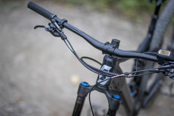   Simple cockpit, tidy cable routing: On most other Scott fullys, the two TwinLock cables also wind around here.