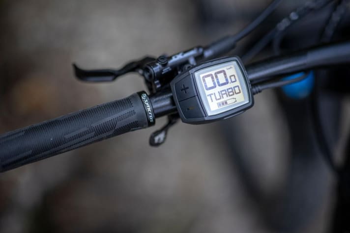   Bewährt, optisch aber etwas angegraut: das Bosch Purion-Display reduziert die Anwendungs-Optionen aufs Wesentliche. Die Unterstützungsstufen des Bosch-Antriebs lassen sich nur über den großen Nyon-Bordcomputer individuell einstellen. 