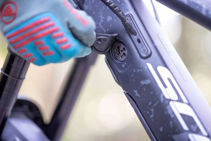   Spritzschutz: Der Ladeport befindet sich am Unterrohr seitlich – dort ist er Wasser- und Dreckbeschuss weniger ausgesetzt. Zusätzlich geschützt wird er durch eine Gummiabdeckung.