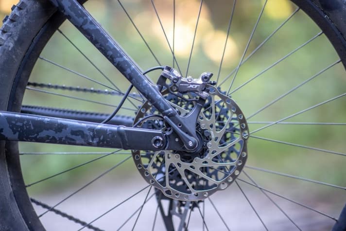   Die vier Kolben der XT-Bremse packen beherzt zu. Gleichwohl würde man sich an Bikes dieser Kategorie mittlerweile 220-Millimeter-Discs wünschen. Der Speedsensor ist zeitgemäß in die Bremsscheibe integriert.
