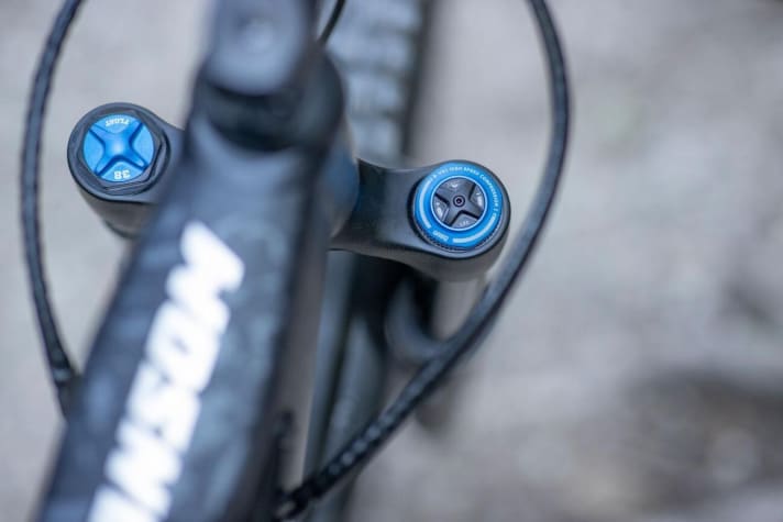   Die Grip2-Kartusche der Fox 38 bietet Fahrwerks-Spezialisten alle Optionen: Neben der Zugstufe lassen sich auch die Lowspeed- und die Highspeed-Druckstufe einstellen.