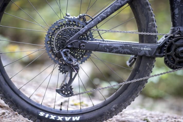   Mit 34er-Kettenblatt und 52er-Kletterritzel ist das Ransom auch für steilste Anstiege gerüstet. Das X01-Schaltwerk hat man mit günstigen NX-Shiftern kombiniert.