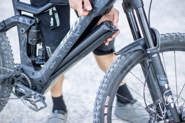   Mit 625 Wattstunden liefert der Bosch Powertube-Akku Energie für längere Ausflüge. Die Batterie wird mittels Schloss gesichert und lässt sich zum Laden entnehmen.