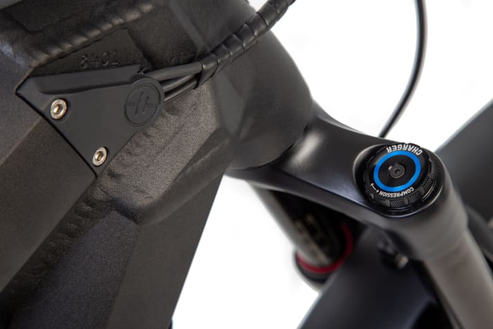  Heavy-Duty-Abdeckungen räumen die Kabel auf. Die Rockshox Lyrik Select kommt mit DebonAir-Luftfeder und Charger-RC-Dämfung.