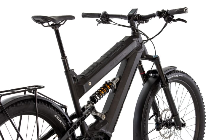   Fully-MTB-Fahrwerk, Doppel-Akku mit 1125 Wattstunden und Teleskop-Sattelstütze mit 160 Millimetern Hub passen zum Long(er)-Travel-Enduro. Schutzbleche, Riemenantrieb, Rohloff-Schaltung und Flutlichtanlage machen den Rest aus.