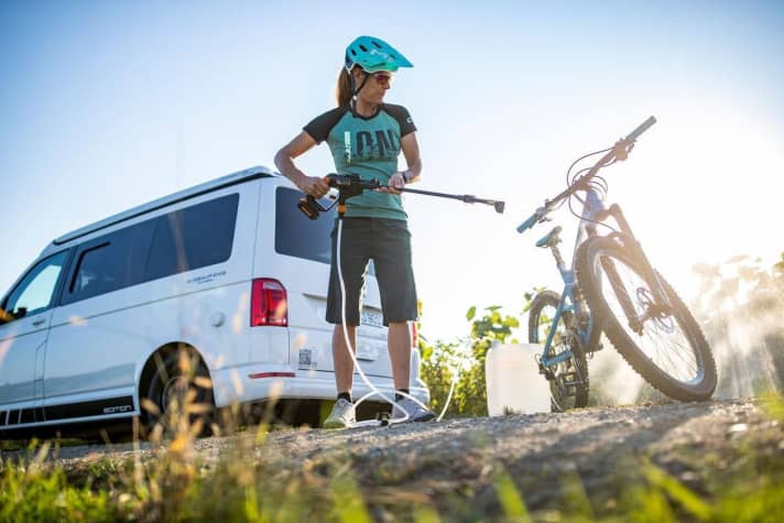   Niederdruckreiniger sind praktisch für unterwegs und meist günstiger als ihre Hochdruck-Pendants <a href="zubehoer/pflege_schmiermittel/mobile-druckreiniger-fuers-fahrrad-im-test/a42816.html"  rel="noopener noreferrer"> Fünf Bike-Wash-Geräte im Vergleichstest</a>