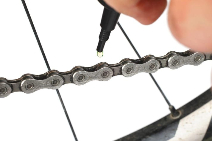   Good chain oil not only ensures silky smooth running, but also reduces wear. We have <a href="zubehoer/pflege_schmiermittel/test-schmiermittel-fuer-mountainbike-ketten/a44932.html" rel="noopener noreferrer">exhaustively tested 20 lubricants for mountain bike chains in the laboratory and in practice</a>.