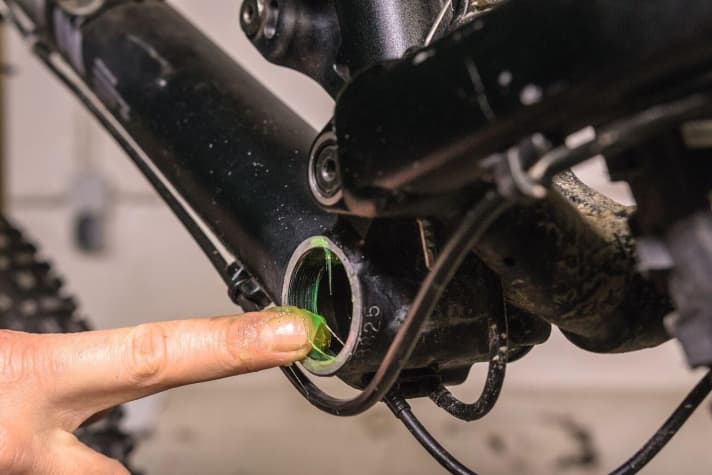   We explain the differences between penetrating oil, bearing grease and assembly paste and show where the individual lubricants belong on the bike.