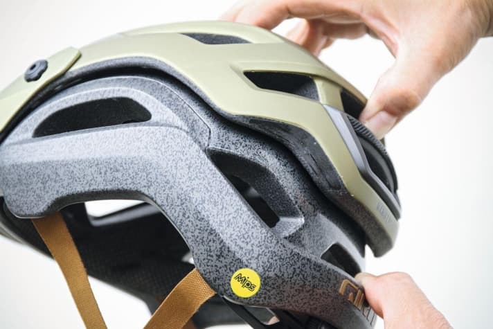   Giro Manifest Spherical: The two helmet shells can rotate against each other. This is intended to dissipate impact forces better and reduce the risk of head injuries.