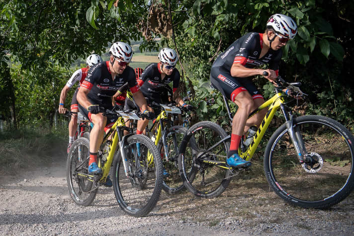   A large leading group with the favoured riders was able to break away in the men's race within the first few kilometres. Numerous young riders from the Lexware team were represented, including the eventual German marathon champion David List.