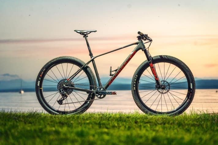 Although there are many lightweight hardtail frames, there is only one lightest production frame in the world. At just 775 grams for a size M frame (without thru-axle), the new Mondraker Podium wants to claim this crown for itself. We disassembled, weighed and tested it.